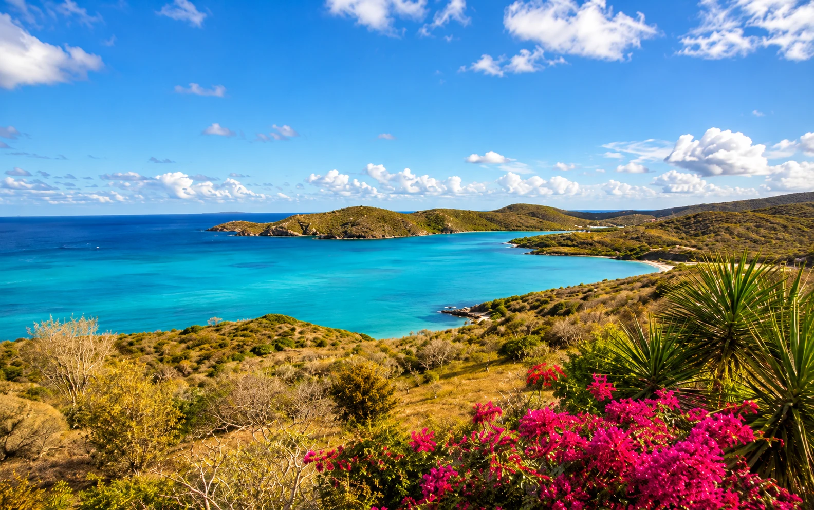 Casa blanca con techo verde en Culebra